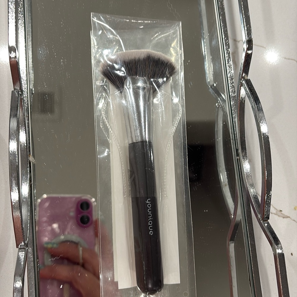 Younique Angled Fan Brush